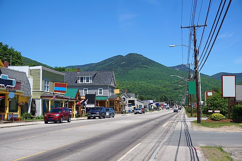 Street view of mountain town, Lincoln in White Mountain