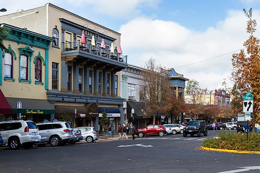 The charming Main Street of Ashland, Oregon