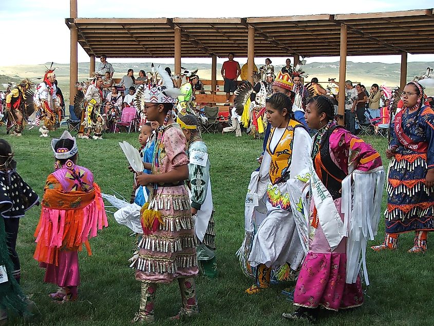 The Oglala tribe gathered for a ceremony. Hamner_Fotos from Argentina, CC BY 2.0 <https://creativecommons.org/licenses/by/2.0>, via Wikimedia Commons