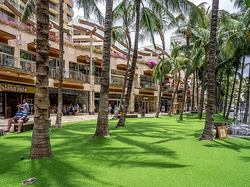 Popular shopping strip of Kalakaua Avenue in Waikiki. Image credit: Jeff Whyte via Shutterstock.