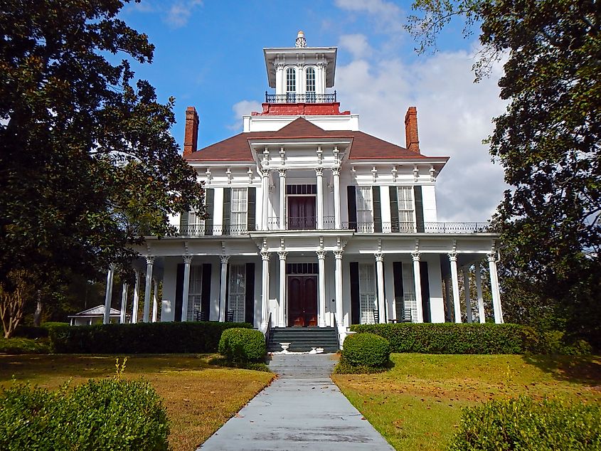 Beautiful antebellum mansion in Eufaula, Alabama. Image credit: Stillgravity / Shutterstock.com.