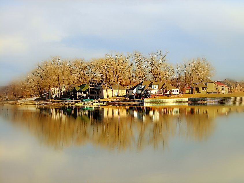 Carter Lake, seen from Nebraska side. Jan Tik at en.wikipedia, CC BY-SA 3.0 <https://creativecommons.org/licenses/by-sa/3.0/>, via Wikimedia Commons