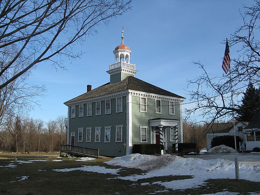 Old Westford Academy, now the Westford Museum, By John Phelan - Own work, CC BY 3.0, https://commons.wikimedia.org/w/index.php?curid=10055825