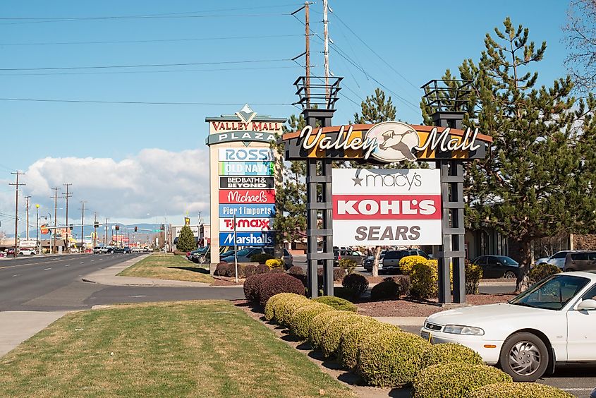 Union Gap Valley Mall entrance and shopping signs, via Heidi Ihnen Photography / Shutterstock.com