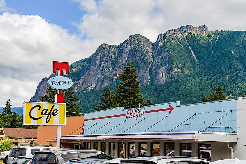 North Bend, Washington: Twede's Cafe with Mount Si backdrop.