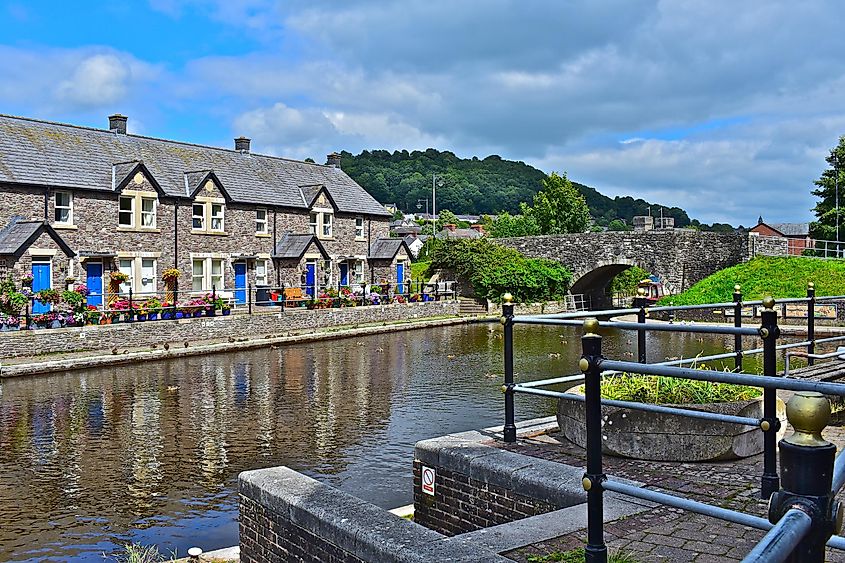 Brecon, Powys ,Wales A terraced row of pretty cottages alongside the canal basin of the Monmouthshire and Brecon Canal