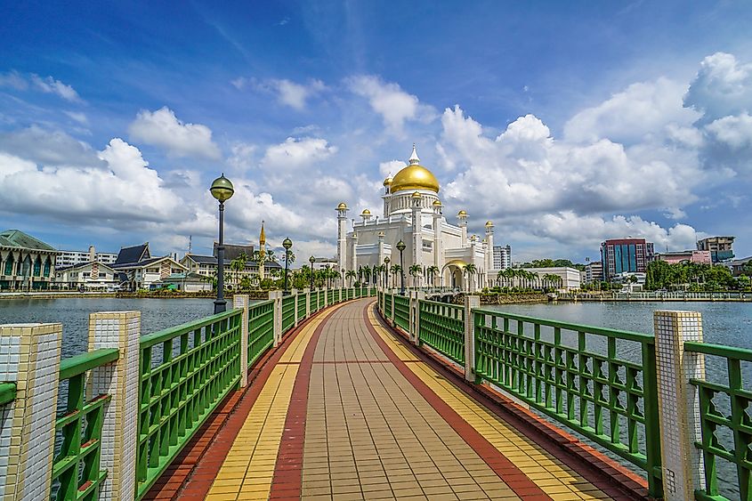 The Omar Ali Saifuddien Mosque in Bandar Seri Begawan, Brunei.