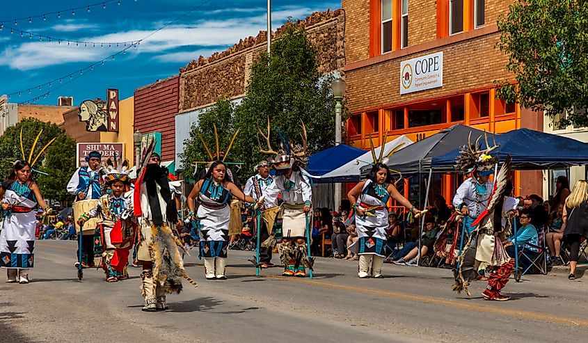 美洲原住民和纳瓦霍人出席新墨西哥州第 98 届盖洛普部落间印第安仪式