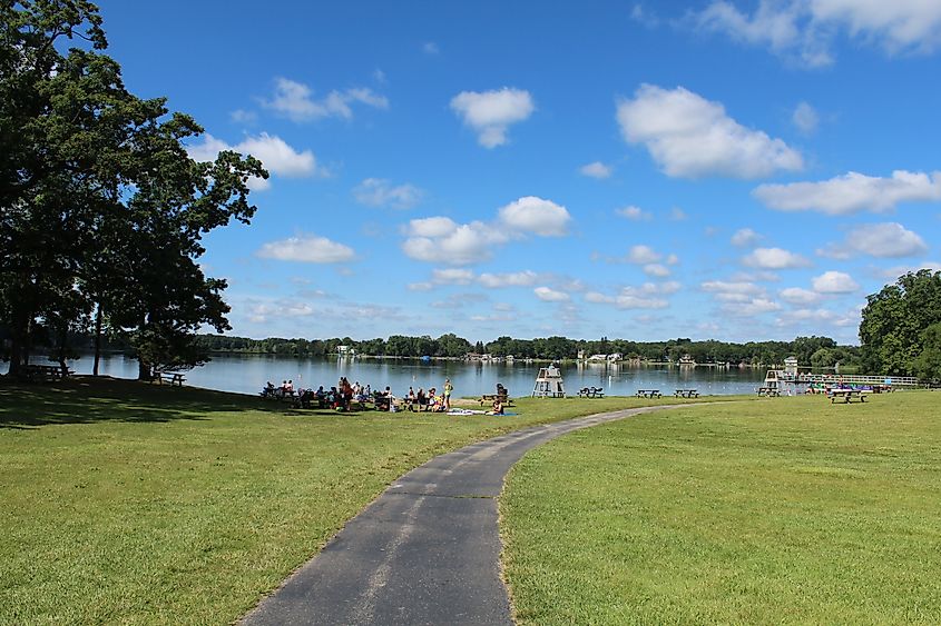 Independence Lake beach area, Michigan. Editorial credit: Dwight Burdette - Own work, CC BY 3.0, https://commons.wikimedia.org/w/index.php?curid=27497419