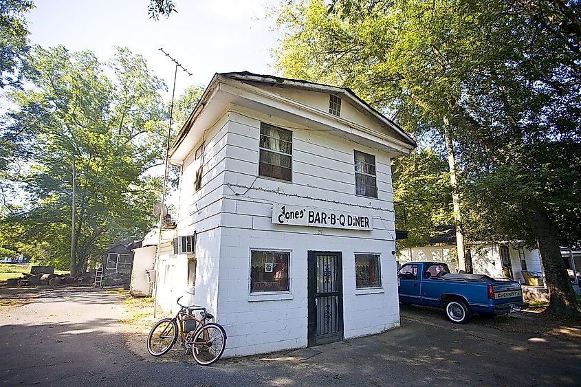 Exterior of the white building of Jones BBQ, Marianna, Arkansas