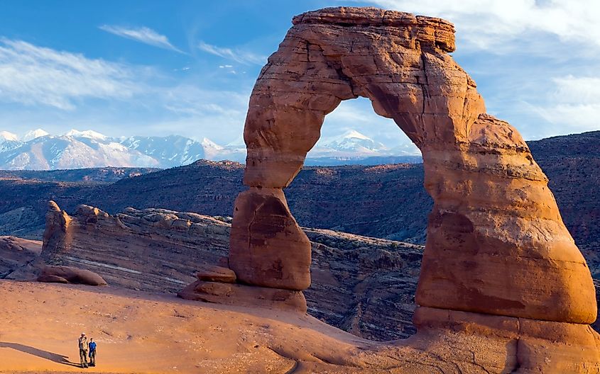 Family photo in the background Delicate arch in the national park (Utah)