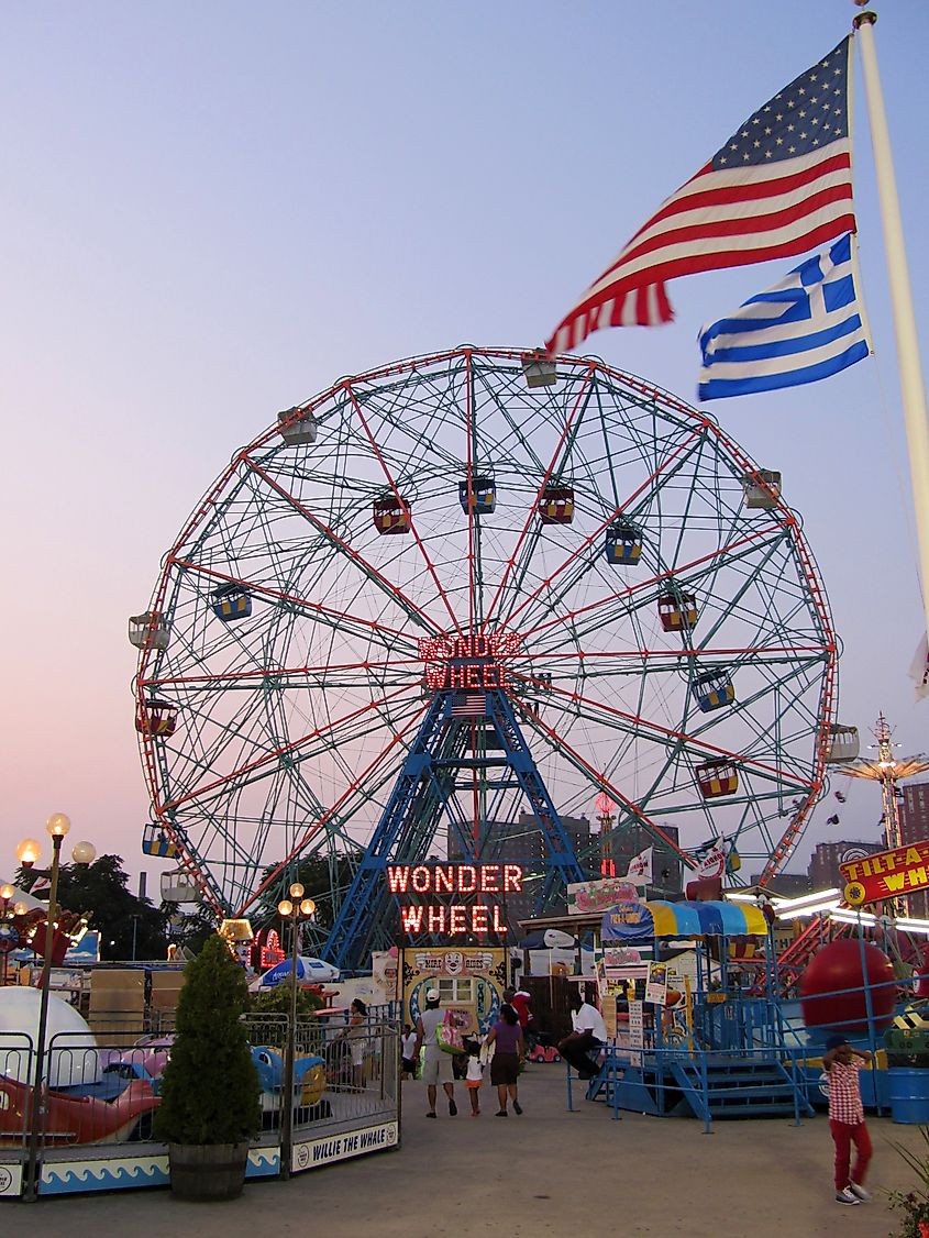 Deno's Wonder Wheel amusement park at Coney Island. By Loozrboy from Toronto, Canada - Wonder Wheel, CC BY-SA 2.0, https://commons.wikimedia.org/w/index.php?curid=78685629