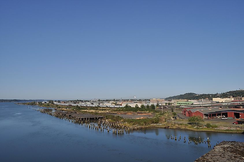 Looking at downtown, Aberdeen, Washington, USA, (and downriver on the Chehalis River, not the Wishkah) from the U.S. Route 101 bridge, By Joe Mabel, CC BY-SA 3.0, https://commons.wikimedia.org/w/index.php?curid=7681402