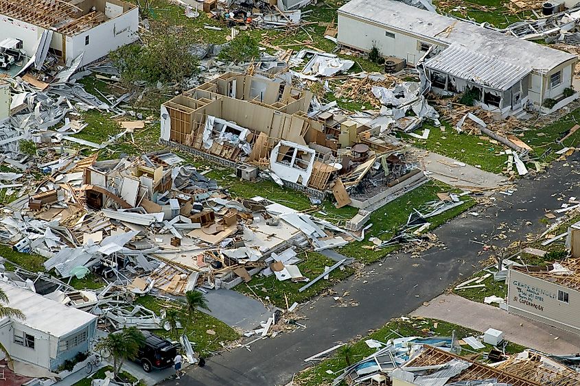 Aerial image of destroyed homes in Punta Gorda (USA), following hurricane Charley. (Andrea Booher, Public domain, via Wikimedia Commons)