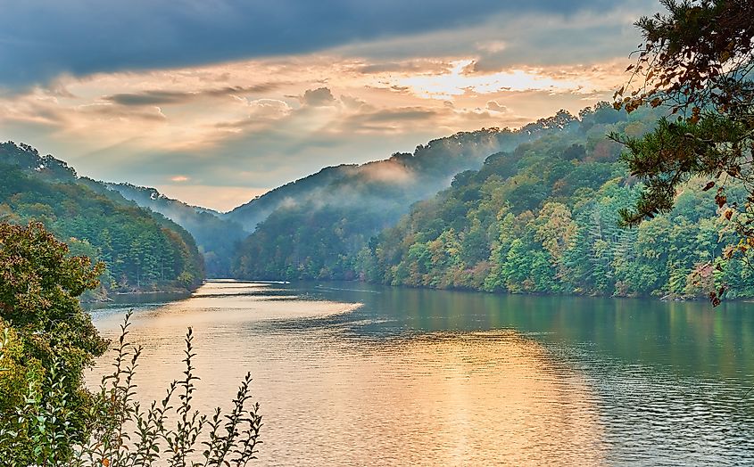 Dewey Lake at Jenny Wiley State Resort Park (Credit: Patrick Jennings / Shutterstock)