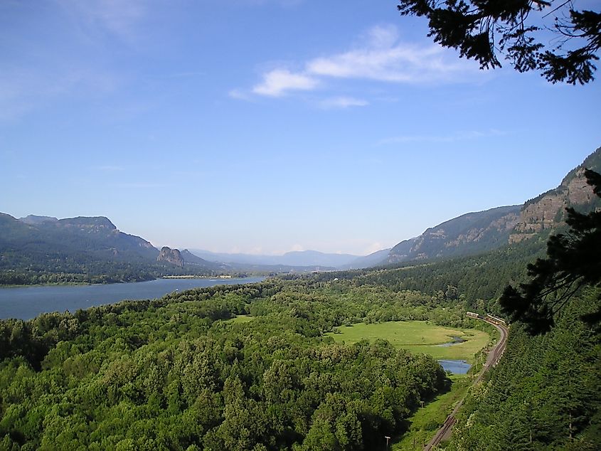 Columbia River Gorge. In Wikipedia. https://en.wikipedia.org/wiki/Columbia_River_Gorge By Blue Ice at English Wikipedia - Transferred from en.wikipedia, Public Domain, https://commons.wikimedia.org/w/index.php?curid=47591849