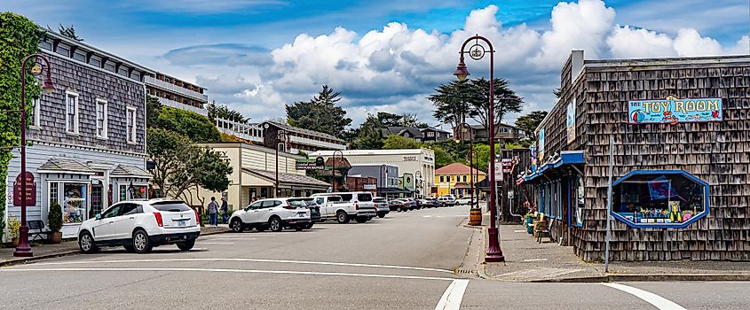 The bustling main downtown street of Bandon, Oregon
