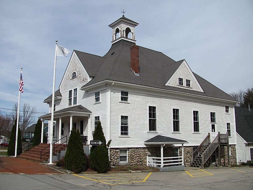 Boxborough Town Hall, Boxborough, Mass. (John Phelan, CC BY 3.0 <https://creativecommons.org/licenses/by/3.0>, via Wikimedia Commons