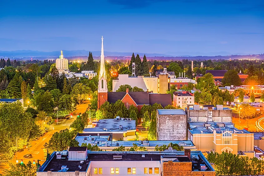 Salem, Oregon, town skyline at dusk