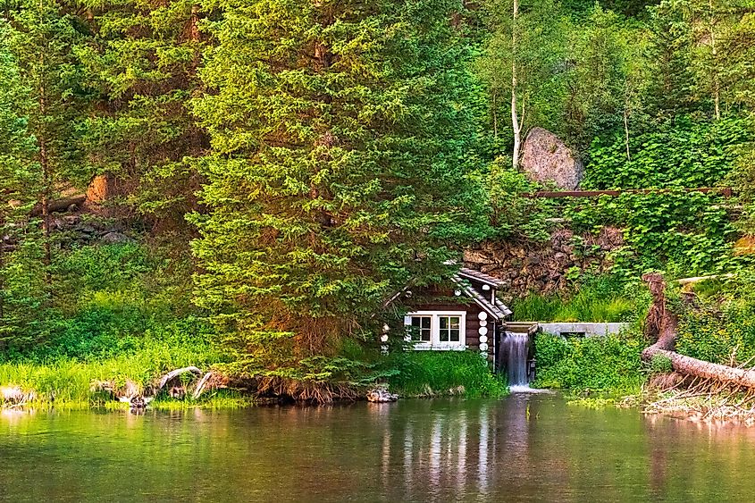 Waterwheel en Johnny Sack Cabin cerca de Big Springs en Island Park, Idaho, a través de T.Schofield/Shutterstock.com