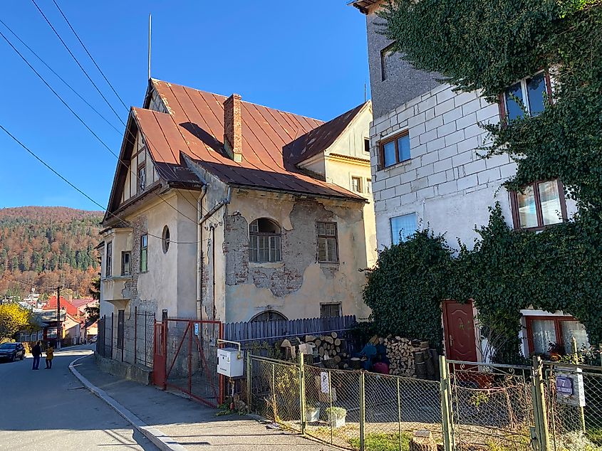 A small and slightly dilapidated residential area of a Romanian mountain town