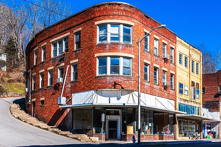 Curved building at Big Stone Gap, Virginia. Image by Claire Salvail Photos via Shutterstock.