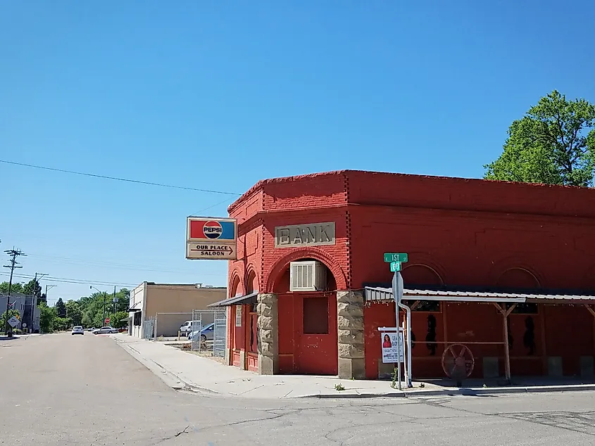 The State Bank of Middleton building (1906) on the corner of East 1st Street and North Dewey Street