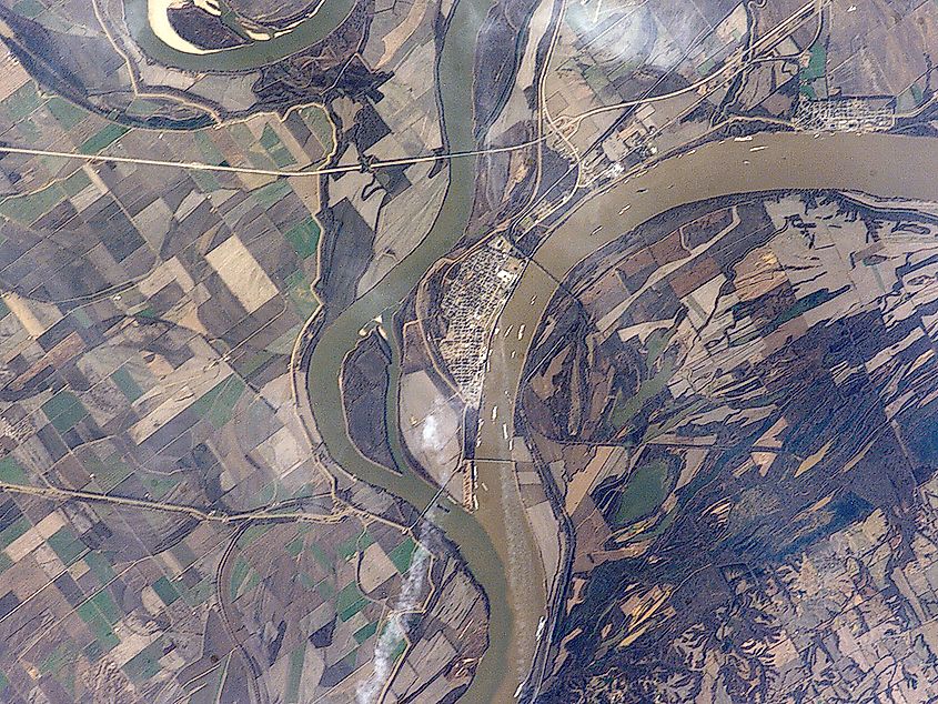 Astronaut photograph ISS012-E-15035, January 12, 2006. Image credit: NASA Johnson Space Center, public domain, via Wikimedia Commons.