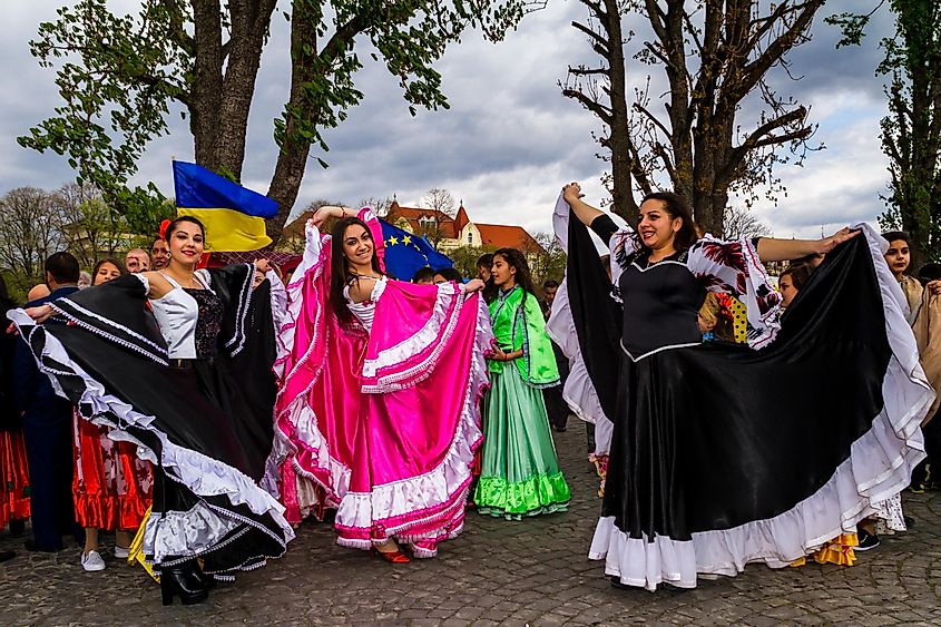 Romani women dancing