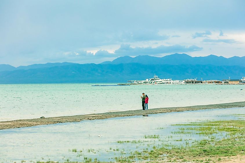 Tourists in Qinghai Lake