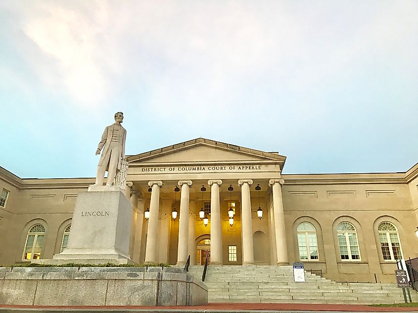 Abraham Lincoln statue in front of District of Columbia Court of Appeals courthouse building.