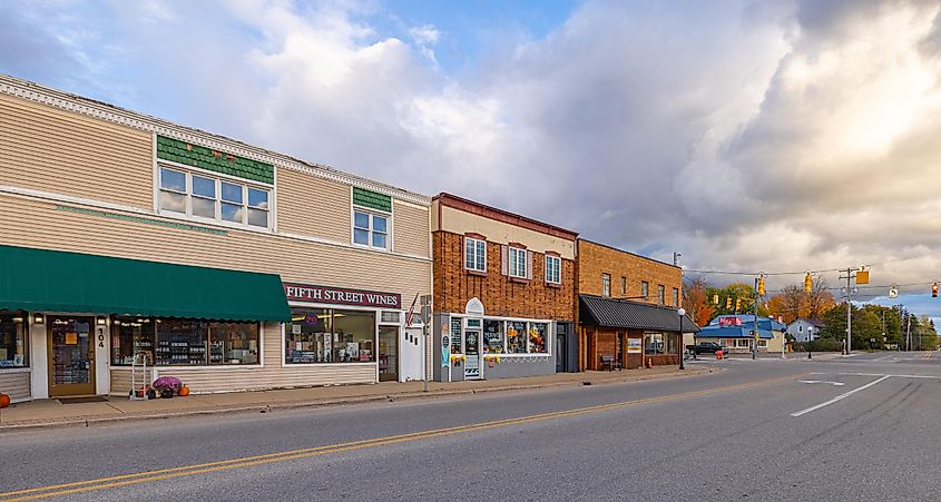 Roscommon, Michigan: The business district on 5th Street