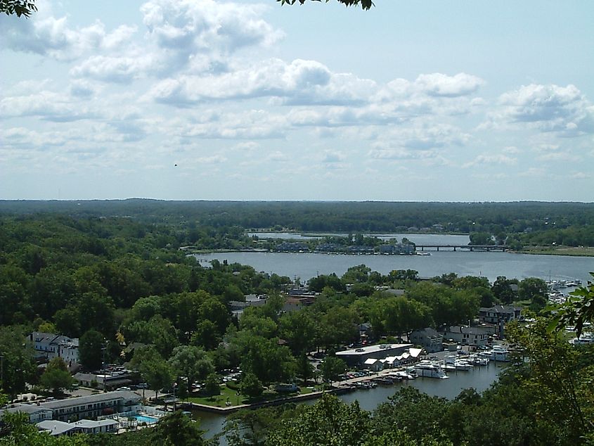 Saugatuck MI from Mount Baldhead. By Robert Moore - Own work (Original text: self-made), Public Domain, https://commons.wikimedia.org/w/index.php?curid=24517996