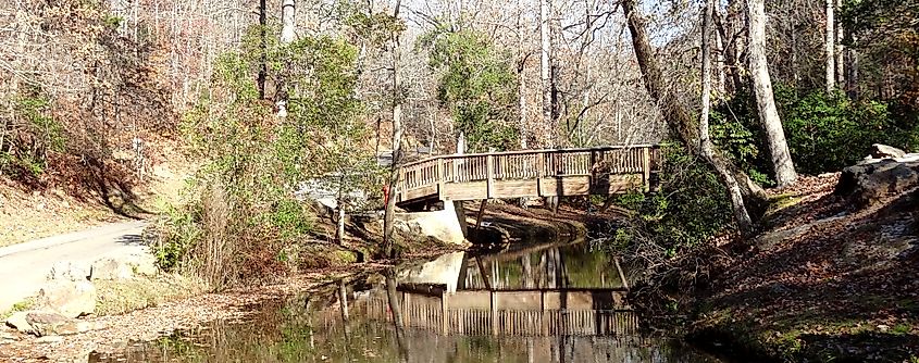 A wooden footbridge over Rice's Creek, in Victoria Bryant State Park, Royston, Georgia. Editorial credit: By Martin LaBar - Own work, CC0, https://commons.wikimedia.org/w/index.php?curid=48929072