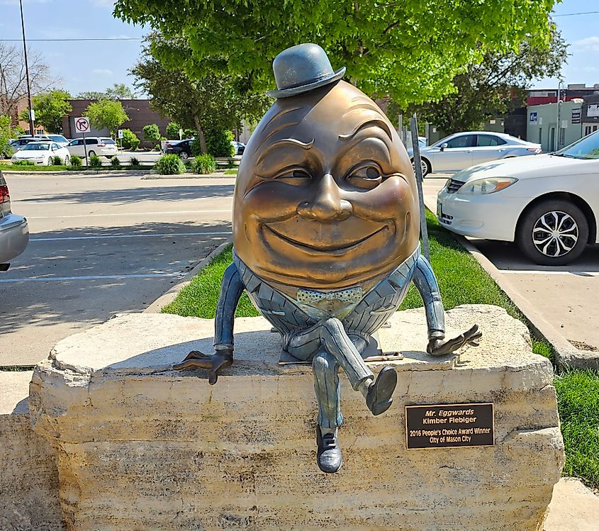 Sculpture in Mason City, Iowa. Photo Credit: Thesavagenorwegian. Wikimedia Commons.
