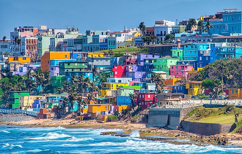 Разноцветные дома выстроились вдоль склона холма с видом на пляж в Сан-Хуане, Пуэрто-Рико