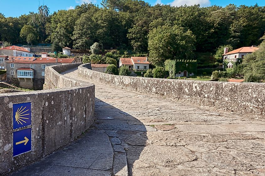 Un cartel público de la concha del Camino de Santiago en el puente Ponte Maceira, situado en el camino de Santiago de Compostela a Finisterre y Muxía.