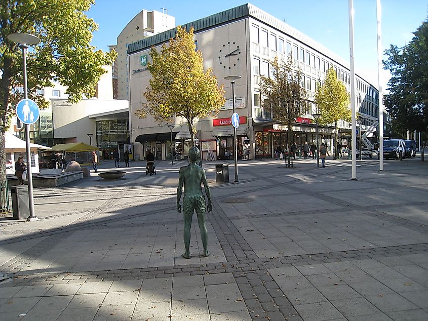 "The boy", sculpture in bronze by Lars Nilsson, at Riddarplatsen in Jakobsberg, Järfälla municipality.