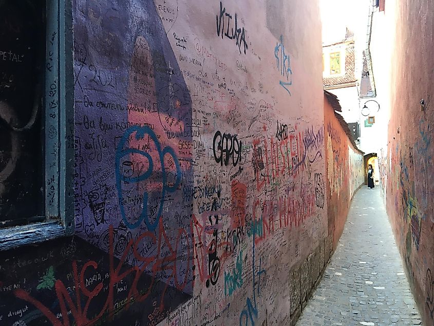 The narrow, graffiti-covered "Rope Street." One of the narrowest streets in Europe. 