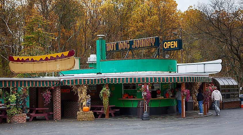 An iconic roadside stand, Hot Dog Johnny's has been in business since 1944 (Credit: Jeffs4653 via Flickr)