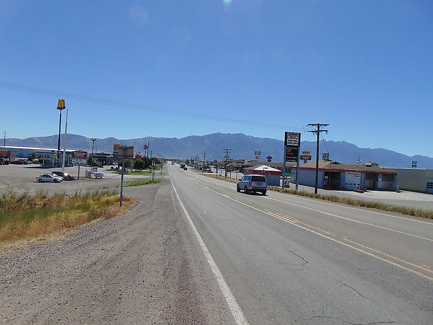 East along Utah State Route 102 (West 11200 North), from near its interchange with Interstate 84 in Tremonton, Utah, with Wellsville Mountains the distance, June 2017