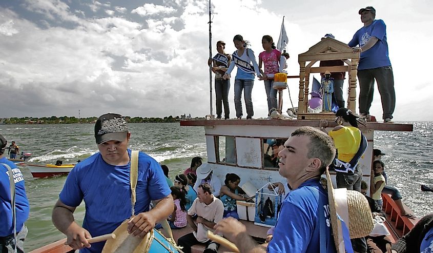 Devotes of San Benito, sail by boat on Lake Maracaibo, to the rhythm of the drums, during the festivities in their honor.