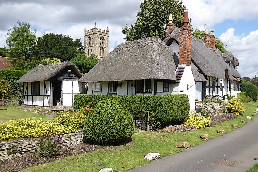 Thatched roof in Welford-on-Avon. Credit: Welford-on-Avon by Philip Halling, CC BY-SA 2.0 <https://creativecommons.org/licenses/by-sa/2.0>, via Wikimedia Commons