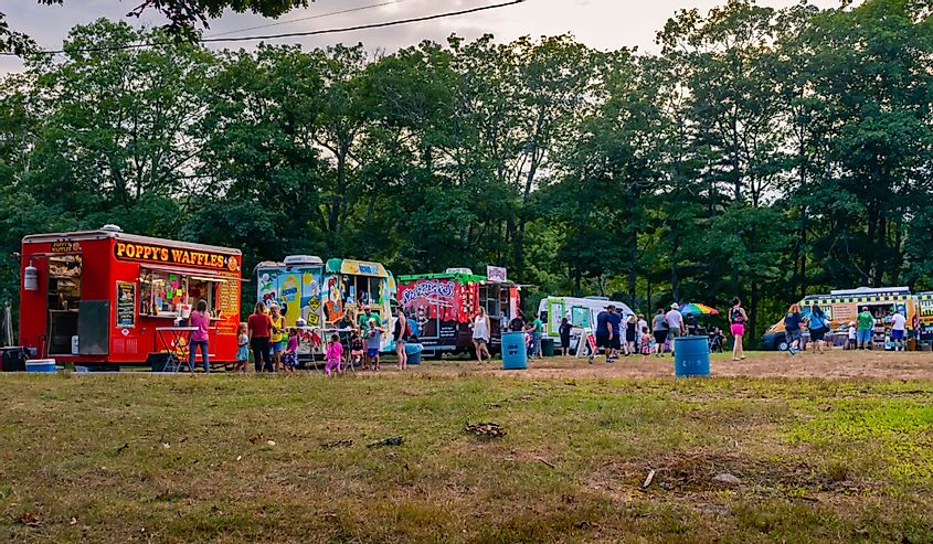 Камберленд, Род-Айленд, фестиваль грузовиков с едой в парке Даймонд Хилл. Фудтраки и любители фудтраков собираются на вечер еды и живой музыки .