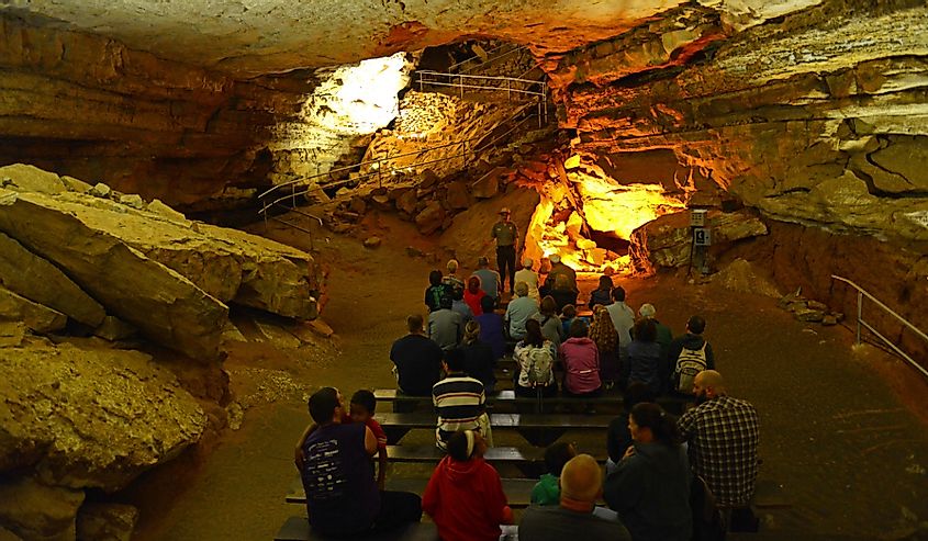 Экскурсия по национальному парку Мамонтовая пещера, штат Кентукки, США. Этот национальный парк также является объектом Всемирного наследия ЮНЕСКО с 1981 года.
