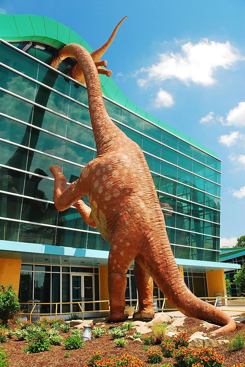 Dinozauras žvilgteli į vaikų muziejaus langą Indianapolyje, Indianoje