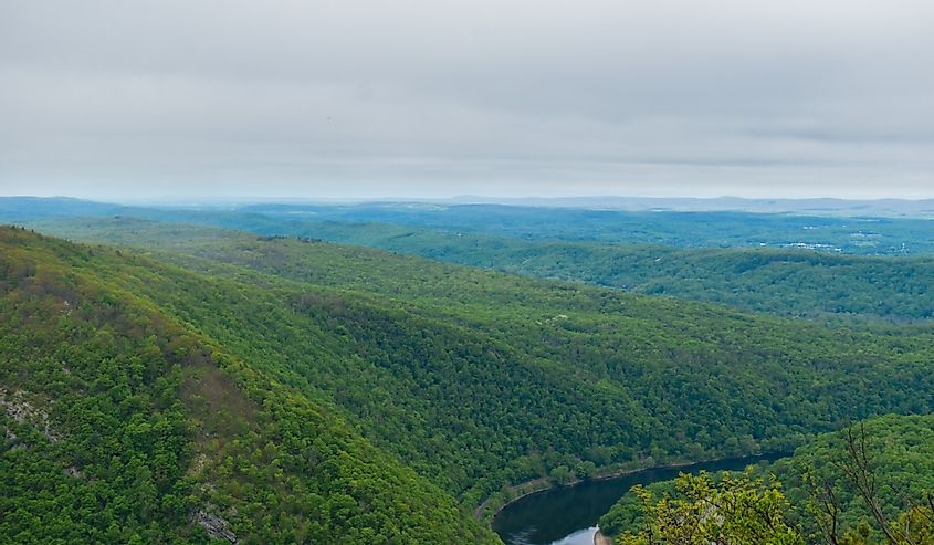 iew of Mount Minsi in Pennsylvania from the summit overlook of Mount Tammany