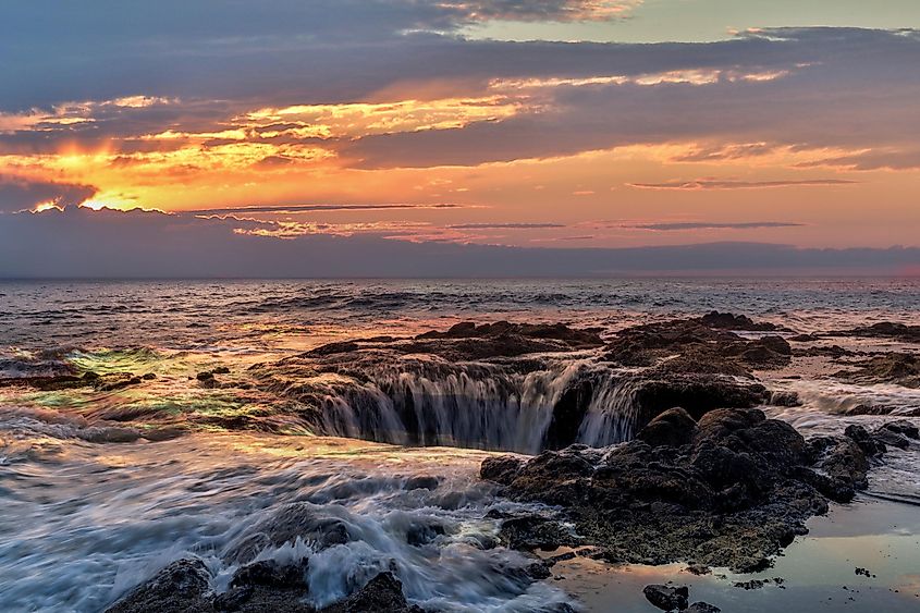 Usa, Oregon, Yachats. Thor's Well, Waves Crashing into Thor's Well. 