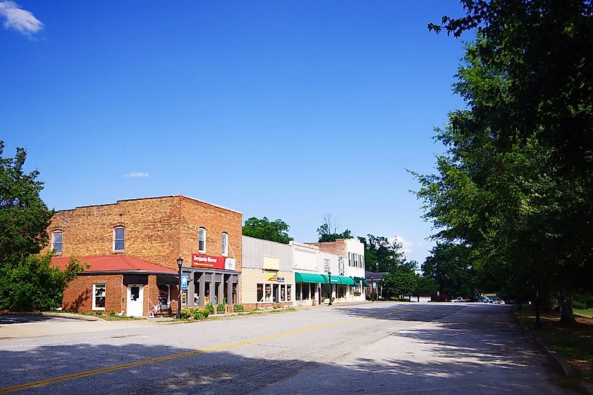  Businesses along Trade Avenue (S-562) in Landrum, South Carolina, United States, via By Brian Stansberry - Own work, CC BY 4.0, https://commons.wikimedia.org/w/index.php?curid=79494427