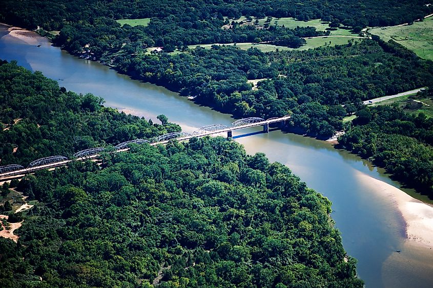 The State Highway No. 78 Bridge carries Oklahoma State Highway 78 and Texas State Highway 78 over the Red River. Image credit: Henley Quadling, CC BY-SA 3.0 <https://creativecommons.org/licenses/by-sa/3.0>, via Wikimedia Commons.